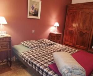 a bedroom with two twin beds and two night stands at Villa Chez Nous, 8 Pers, Domaine De Ribiere in Grospierres