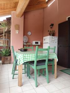 Una cocina con una mesa y sillas en una habitación. en BB6 di Elena e Roberto, en Casavecchie 16 fotos más
