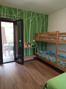Un dormitorio con dos literas y un espejo. en BB6 di Elena e Roberto, en Casavecchie