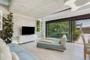 a living room with a couch and a tv at Heaven Ocin vacacional in Telde