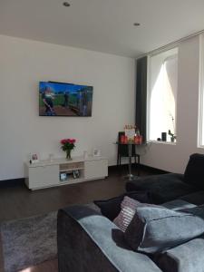 TV a/nebo společenská místnost v ubytování Spacious 2 Bedroom Apartment With Balcony & Parking