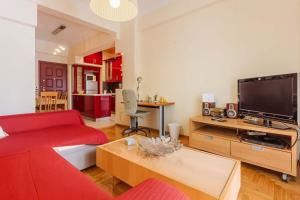 Televízia a/alebo spoločenská miestnosť v ubytovaní Athens Strawberry Hideaway - City Cozy Gem
