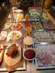 ein Buffet mit vielen verschiedenen Speisen in der Unterkunft ZIELONA GOSPODA Choice in Preseka