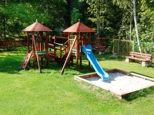 einen Spielplatz mit einer blauen Rutsche und einer Schaukel in der Unterkunft ZIELONA GOSPODA Choice in Preseka + 12 Fotos