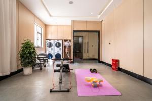 an office with a pink rug and a room with a table at 日喀则藏隆广场万信至格酒店 in Shigatse