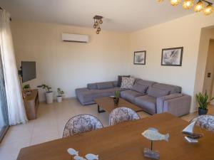 un salon avec un canapé et une table dans l'établissement Villa Varda Antony, à Agios Nikolaos