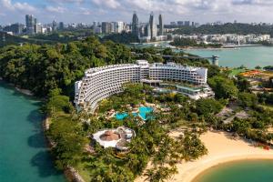 新加坡Shangri-La Rasa Sentosa, Singapore的海滩度假村的鸟瞰图