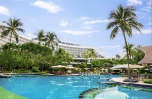新加坡Shangri-La Rasa Sentosa, Singapore的一座度假村游泳池,酒店背景