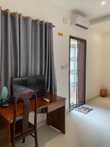 An Hoa 2 : غرفة بها مكتب مع تلفزيون ونافذة