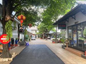 An Hoa 2 : شارع في بلدة به أشجار ومتاجر