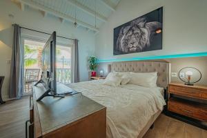 a bedroom with a bed and a desk with a computer on it at Villa de Leon suitable for 14 persons. 5 bedrooms 5 bathrooms in Palm-Eagle Beach +42 photos