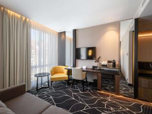 Movenpick Hotel Tallinn的厨房或小厨房