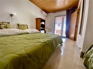 - une chambre avec un grand lit vert dans l'établissement Casa de Azzancha, à Azinhaga 54 autres photos