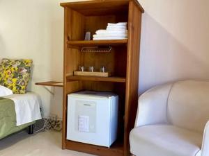 una libreria con un computer in una stanza di Casa de Azzancha ad Azinhaga