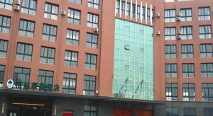 徐州GreenTree Inn Xuzhou High Speed Railway Zhangqian Square Business Hotel的一座带窗户和阳台的大型砖砌建筑