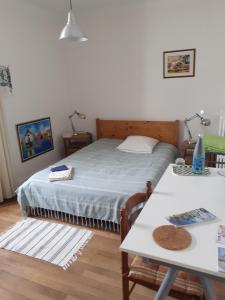 a small bedroom with a bed and a table at Chambres Zola in Nantes