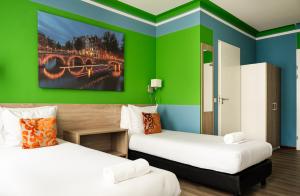 Llit o llits en una habitació de Amsterdam Teleport Hotel