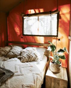 Wolny Las Glamping na Mazurach客房内的一张或多张床位