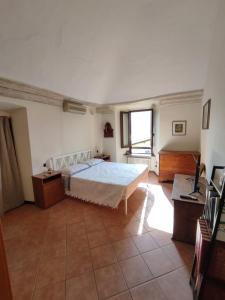 een grote slaapkamer met een bed en een raam bij Dimora Fenni - Appartamento elegante nel cuore di Monte Isola con Wi-Fi e aria condizionata in Monte Isola