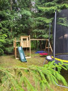 ŁawkiWolny Las Glamping na Mazurach的有滑梯和秋千的游乐场 更多13张照片