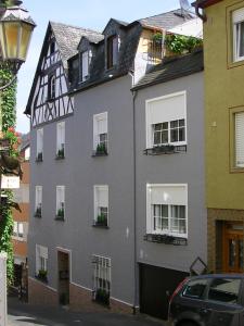 une maison grise avec un bâtiment noir et blanc dans l'établissement City B&B Cochem, à Cochem