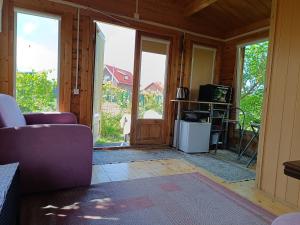 un soggiorno con un divano e una porta scorrevole in vetro di Namelis Karklėje a Karklė Altre 19 foto