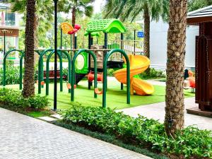 ein Spielplatz mit verschiedenfarbigen Rutschen und einem Tisch in der Unterkunft Top Floor High Quality Studio In Vinhomes Green Bay Near Marriott, Grand Plaza in Hanoi