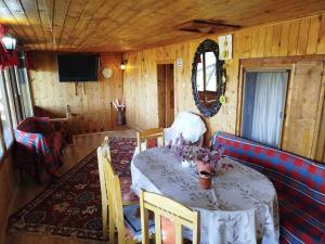 Μια τηλεόραση ή/και κέντρο ψυχαγωγίας στο Guest House Polah Ot Minaloto