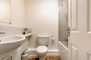 Great OakleyにあるModern & comfy 4 bedrooms Corby house free parkingのトイレと洗面台を備えた白いバスルーム +43枚の写真