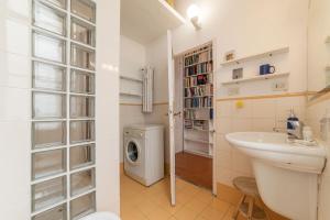 une salle de bain avec un lavabo et une machine à laver dans l'établissement Casa di Cosimo - WelcomeToRhome, à Rome 31 autres photos