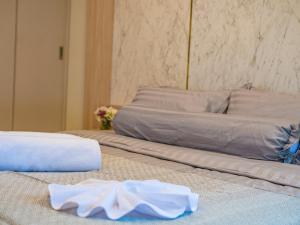 a pair of beds with towels on top of them at Lamai Beach - Apartment Leo in Nathon Bay