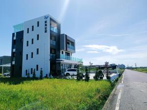 五结候鸟宜居的路边的一栋建筑