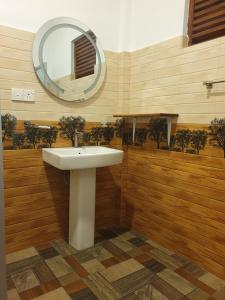 Un baño con un lavabo blanco y un espejo. en La Safari Inn Tissamaharama, en Tissamaharama 41 fotos más