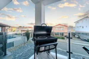 a grill on a balcony with a view of a street at Apartment Midi in Vir