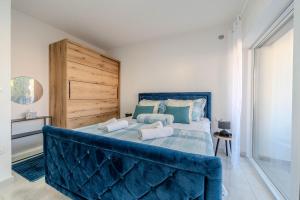 a bedroom with a large blue bed with towels on it at Apartment Midi in Vir