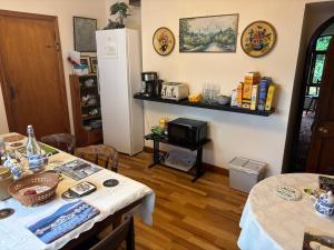 キャッシェルにあるPalm Grove B&Bのダイニングルーム(テーブル2台、冷蔵庫付)