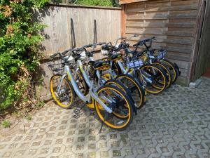 Leśne Apartamenty في هيل: مجموعة من الدراجات متوقفة بجوار سياج