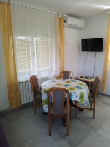Μια τηλεόραση ή/και κέντρο ψυχαγωγίας στο Apartments Poldan