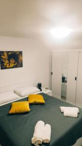 1 Schlafzimmer mit 2 Betten mit gelben und weißen Kissen in der Unterkunft House Solis in Banjol