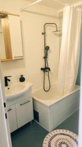 ein weißes Badezimmer mit Dusche und Waschbecken in der Unterkunft House Solis in Banjol