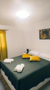 ein Schlafzimmer mit einem Bett mit Handtüchern darauf in der Unterkunft House Solis in Banjol