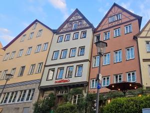 Una hilera de edificios en una ciudad con una farola. en DORMERO Hotel Schwäbisch Hall, en Schwäbisch Hall