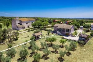 an aerial view of a house with a yard at Apartment Gradina in Vodnjan