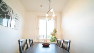 Ruang duduk di Chic 1BR City center Sleeps 4 Brämaregården