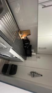 Фотография из галереи Small 1 Bed Apartment - Free Parking!!! в городе Victoria