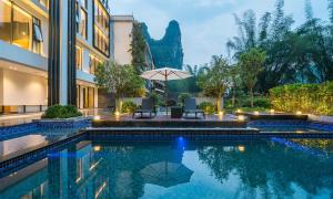 Piscina a Yangshuo Lihua Chenjia Garden View Hotel Featuring the Classic Li River Scene on Chinas 20 Yuan Banknote o a prop