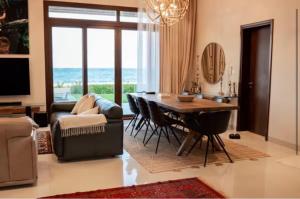 マスカットにあるNight Moonのテーブルと椅子とソファのあるリビングルーム