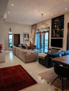 マスカットにあるNight Moonのソファとテレビ付きの広いリビングルーム