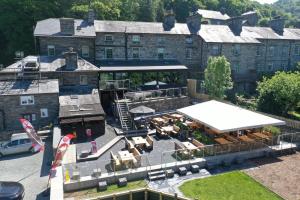 MaentwrogにあるTy Canol Maentwrog, Snowdonia Nr Zip Worldのレストラン付きの建物の空中ビュー