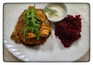 热舒夫Hotel Eden 24h的白色的盘子里放着食物和蔓越莓酱